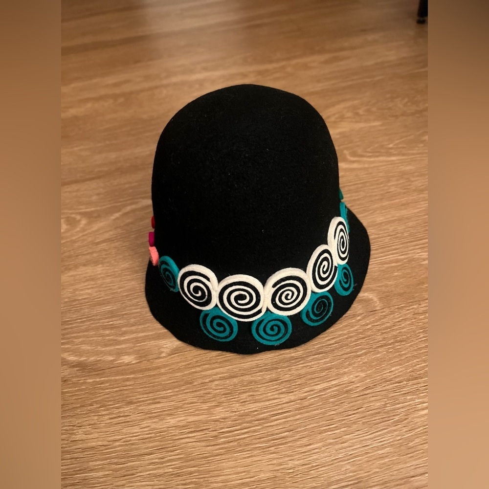 Black sheep’s wool Felt Hat for Women with Spiral Accents, sophisticated - Picture 4 of 11